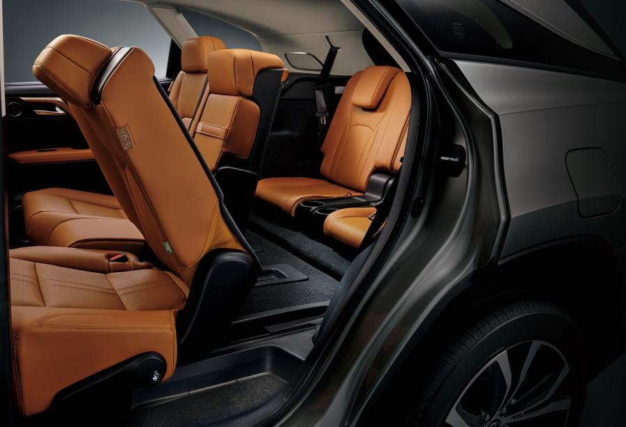 Интерьер Lexus RX450hL 2019 года  (JP) (фото 5 из 10)